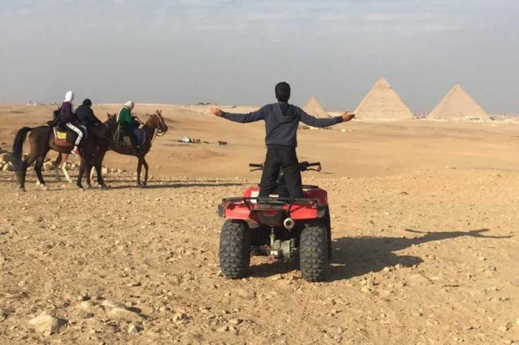 Tour di un giorno alle piramidi di Giza con quad e giro in cammello
