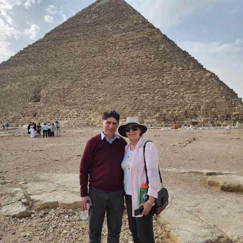 Tour delle piramidi di Giza e di Saqqara dall'aeroporto, incluso giro in barca a motore