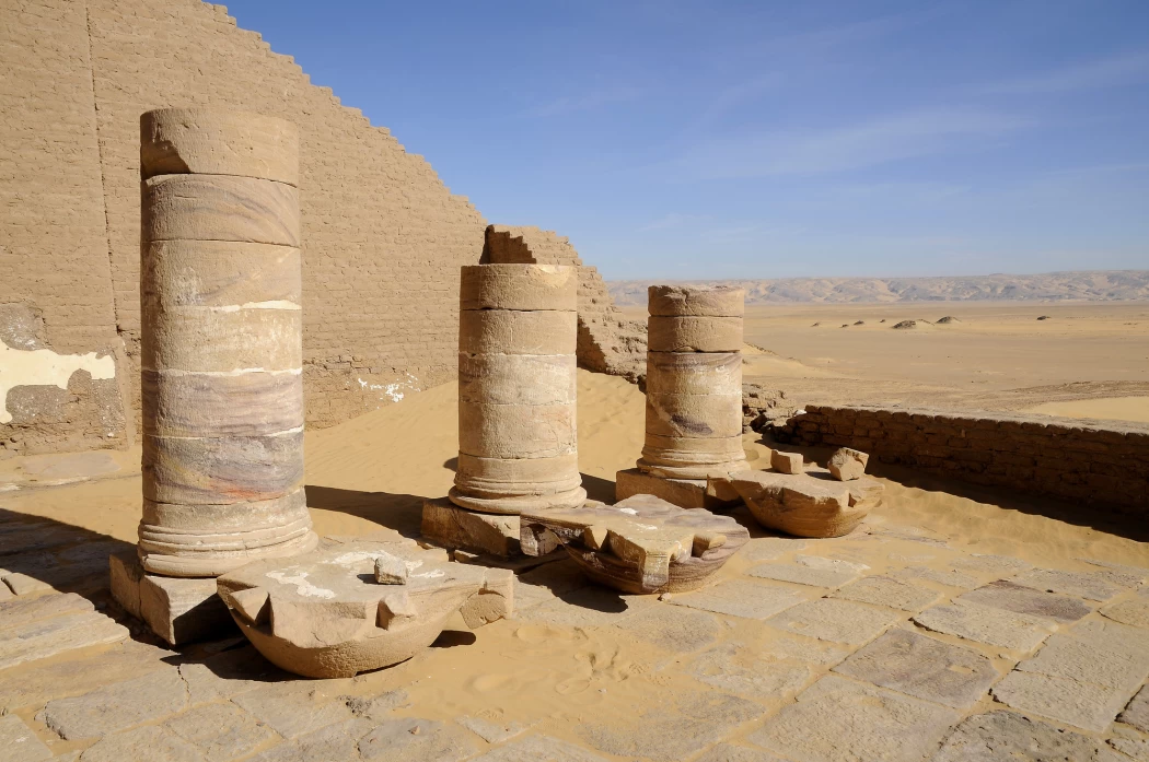 Templo do Poço em Kharga Oasis