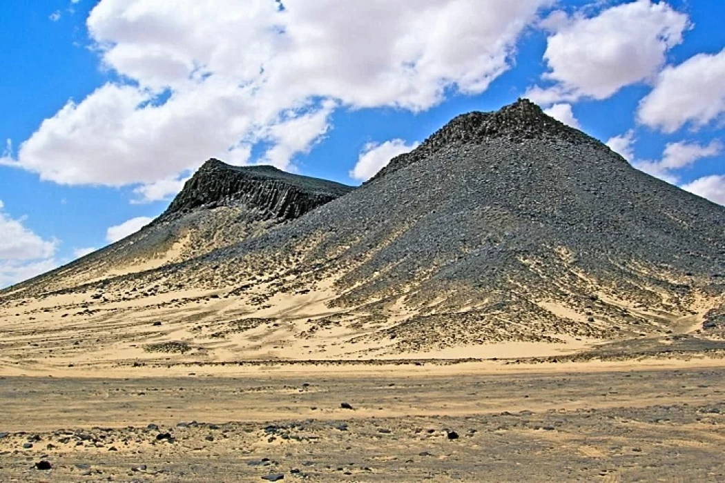 La montaña Al-Marsous | Erupción del volcán en el desierto negro, Egipto