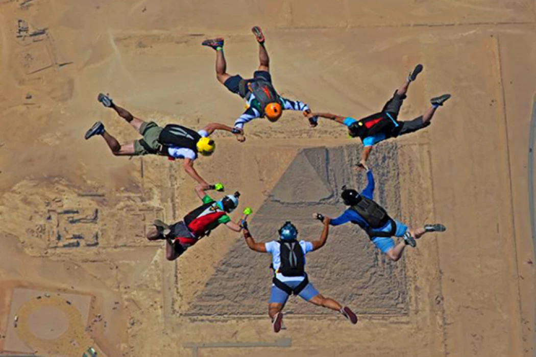 Parachutisme au-dessus des pyramides de Gizeh en Égypte

