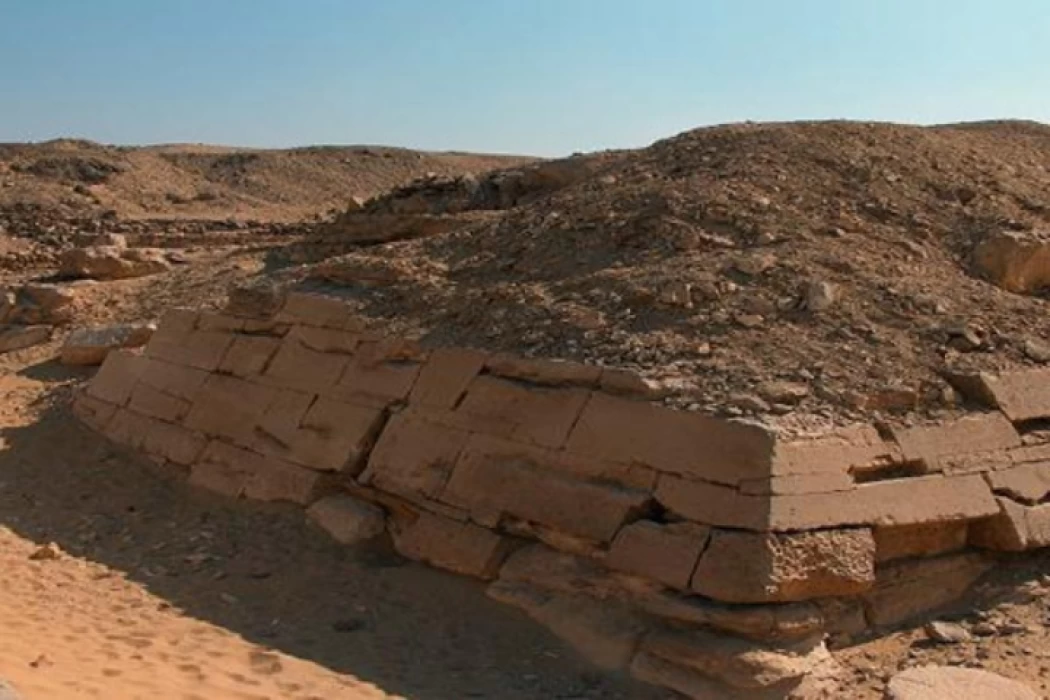 Pyramide enterrée

