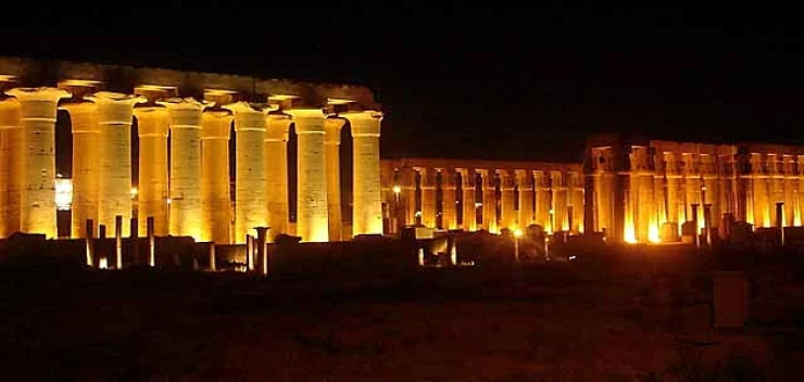 Spettacolo di suoni e luci nel tempio di Karnak
