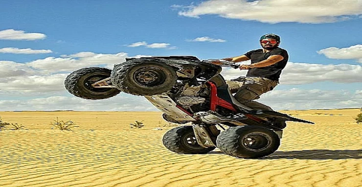 Safari al tramonto nel deserto in quad ATV