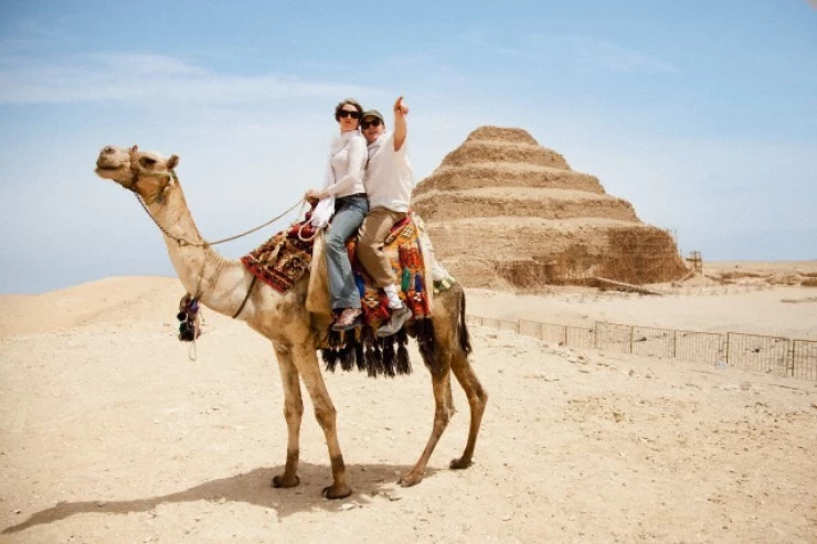 Tour von Flughafen Kairo nach Gizeh Pyramiden, Sphinx, Memphis, Saqqara und Dahshur