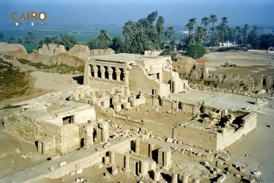 Historische Säulen im Dendera Tempelkomplex, Namensgeber des Casinos