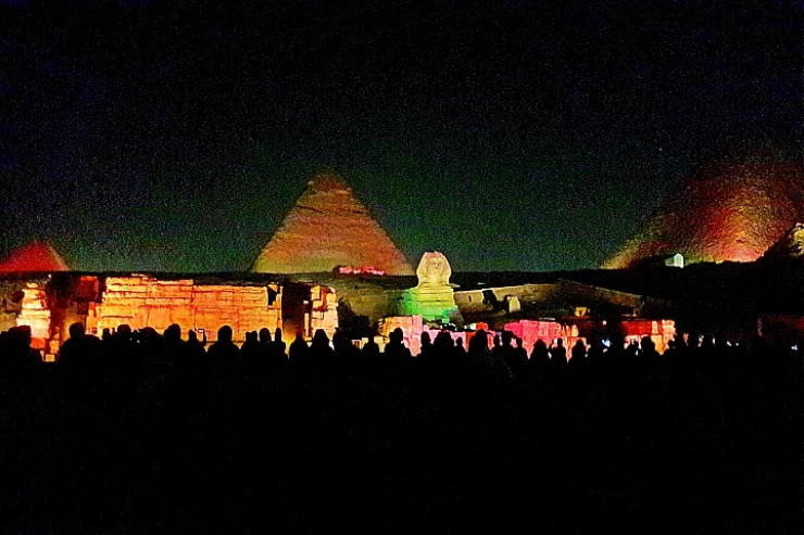Spectacle son et lumière à petit budget dans les pyramides de Gizeh